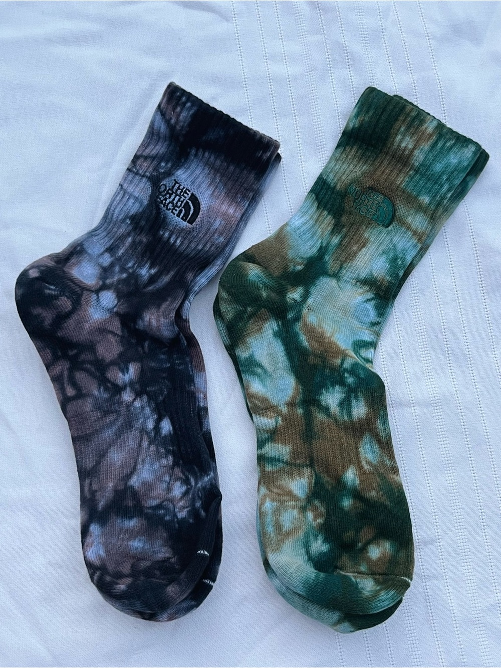 The North Face Men's Tie-Dye Hiking Crew Socks in Black & Green 2 Pairs - Picture 3 of 13